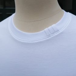 T-shirt blanc coton bio avec 3 plis sur le col fabriqué à Paris
