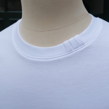 Organic T-shirt with signature 3 folds on collar