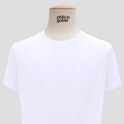 T-shirt français en coton biologique Gots blanc avec 3 plis signature sur le col car fabriqué à Paris par PhilippeGaber ©philippegaber