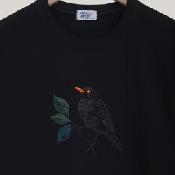 T-shirt français en coton biologique avec broderie  un merle dans la nuit parisienne fabriqué à Paris par PhilippeGaber ©philippegaber