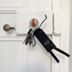 Porte-clefs Bonhomme en cuir tannage végétal personnalisé avec vos initiales brodées  fabriqué à Paris Philippegaber