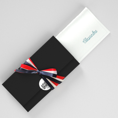 Un mouchoir français en tissu personnalisé avec un prénom brodé style point triple fabriqué & brodé à Paris PhilippGaber